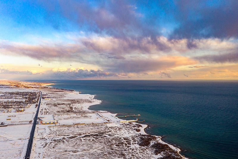 Vue aérienne du lac Issyk-Koul en hiver - Kirghizistan