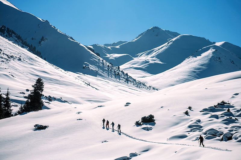 Randonnée à raquettes dans un paysage montagneux - Kirghizistan