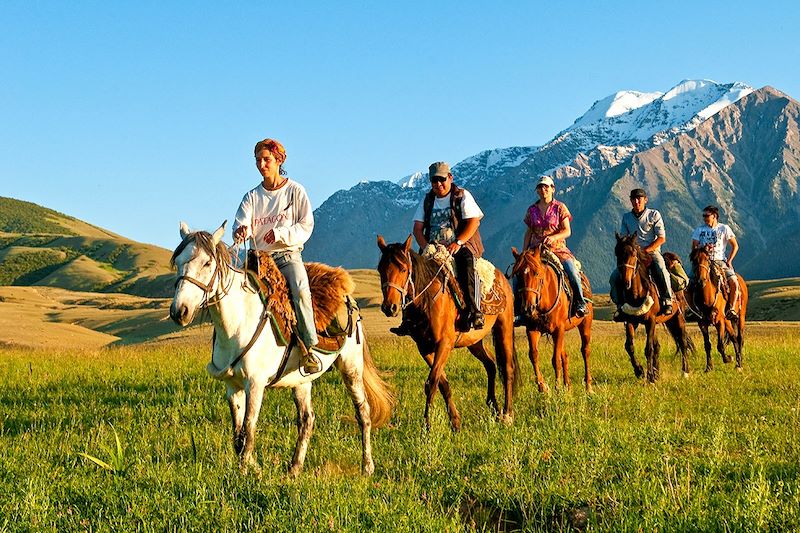 Randonnée à cheval chez les nomades du lac Issyk Kol, au cœur d’immenses steppes, à la rencontre de leur fascinante culture