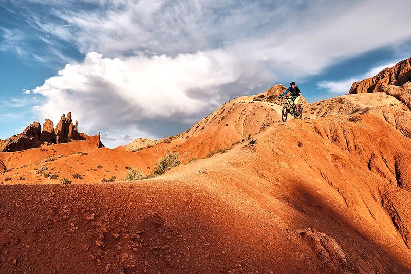 Cycliste sur le canyon de Skazka - Kirghizistan