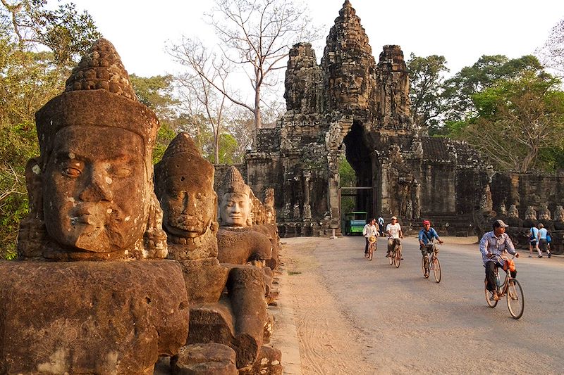 Cyclistes à la Porte Sud d'Angkor Thom - Site archéologique d'Angkor - Cambodge