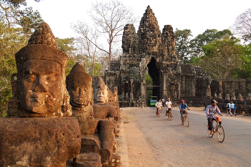 Cyclistes à la Porte Sud d'Angkor Thom - Site archéologique d'Angkor - Cambodge