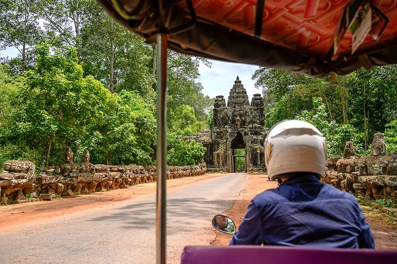 Tuk-tuk devant la porte d'Angkor Thom - Site archéologique d'Angkor - Cambodge