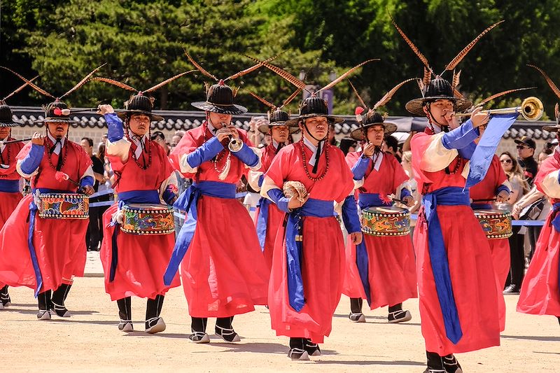 Relève de la garde au Palais impérial à Séoul - Corée du Sud