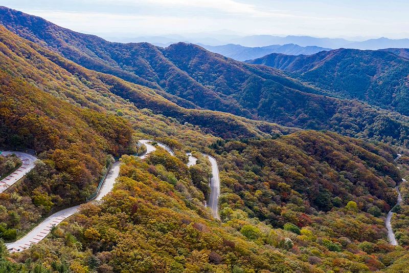 Voyage en voiture de location à la découverte des plus beaux parcs nationaux de Corée du Sud, dont l'emblématique Seoraksan