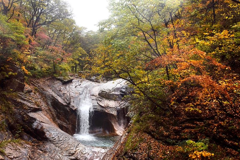 Cascade dans le Parc national de Seoraksan - Corée du Sud