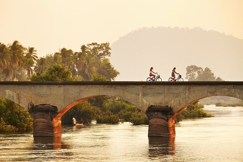 Cyclistes traversant un pont à Don Det - Si Phan Don (« 4000 îles ») - Laos