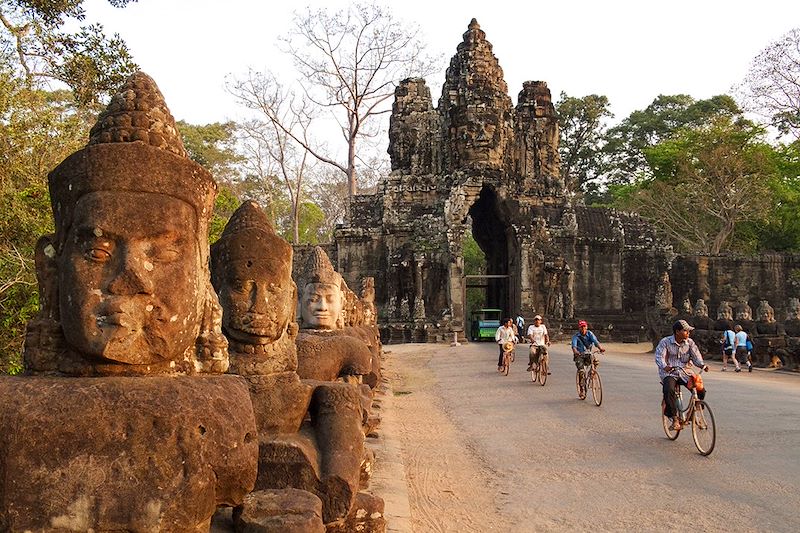 Cyclistes à la Porte Sud d'Angkor Thom - Site archéologique d'Angkor - Cambodge