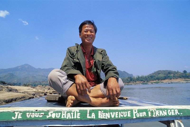 Batelier sur le Mékong aux alentours de Luang Prabang - Laos 