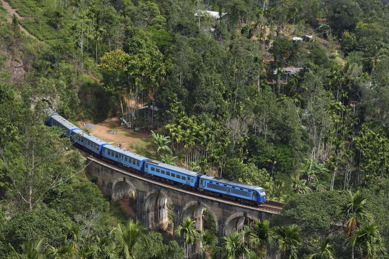 Train sur le Pont aux Neuf Arches - Province d'Uva - Sri Lanka