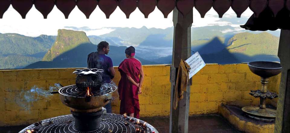 Ascension de l'Adam's Peak, randonnée à Halpe, baignade aux cascades de Bambarakanda, visite des plantations de thé d'Haputale
