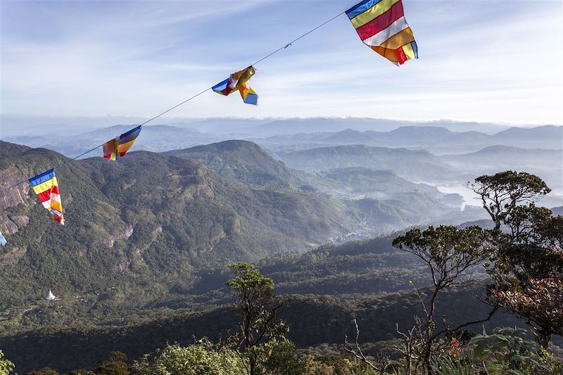 Drapeaux bouddhistes - Vue du haut de l'Adam's Peak - Sri Pada - Sri Lanka 