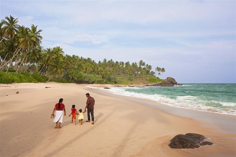 Famille sri-lankaise marchant sur une plage - Sri Lanka