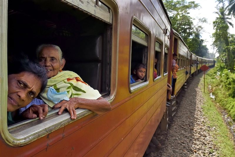 Voyage en train au Sri Lanka avec une découverte du pays de Kandy en transports locaux du triangle culturel aux  plages du sud.