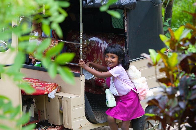 Fillette montant dans un tuk tuk - Sri Lanka