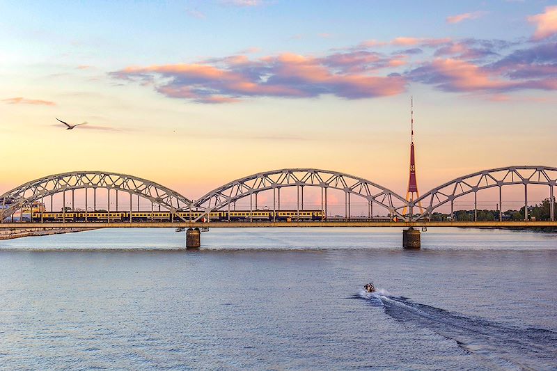 Une aventure ferroviaire de 11 jours à travers la Lituanie, la Lettonie et l'Estonie, mêlant capitales baroques et traditions