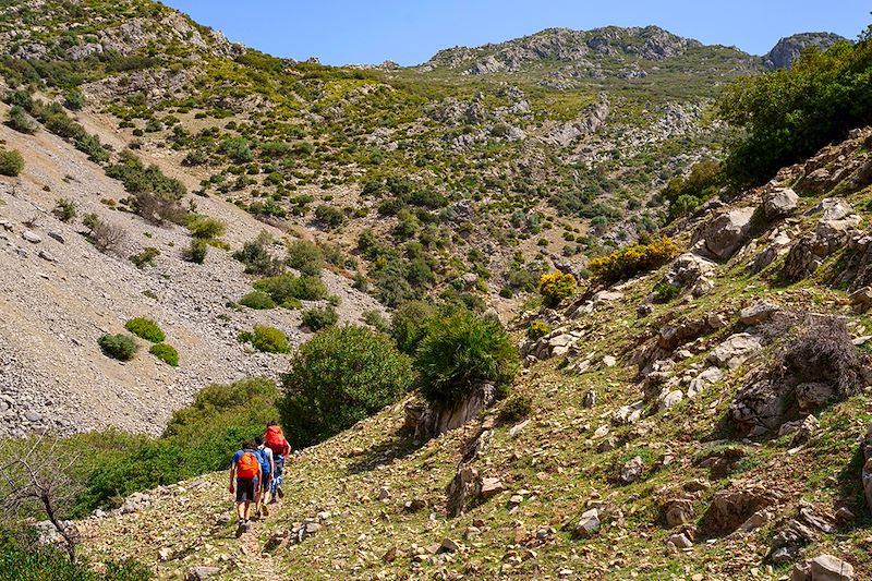 Randonneurs dans le parc national de Talassemtane - Région de Tanger-Tétouan-Al Hoceïma - Maroc