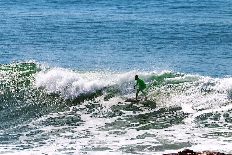 Surfer à Anchor Point près de Taghazout - Maroc