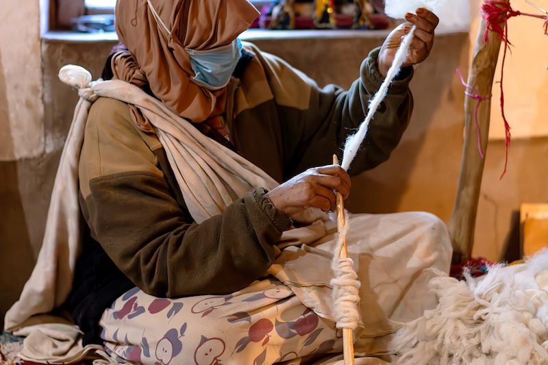 Femme tissant un tapis - Maroc