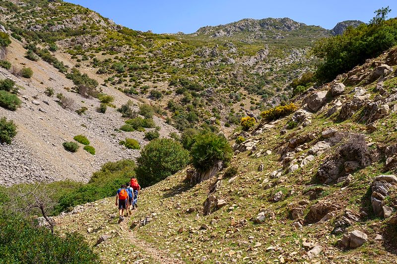 Randonneurs dans le parc national de Talassemtane - Région de Tanger-Tétouan-Al Hoceïma - Maroc