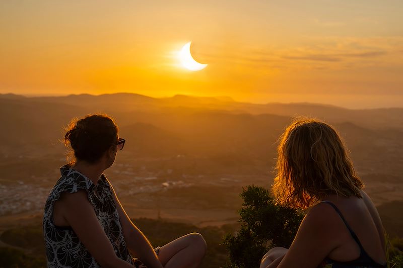 Voyage pour observer l'éclipse totale dans la région de Chefchaouen tout en découvrant les incontournables du nord du Maroc