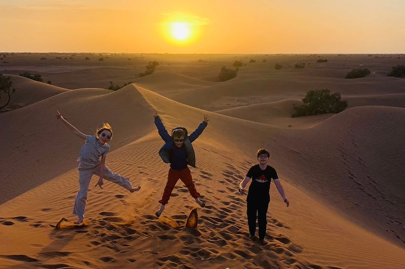 Enfants sautant dans les dunes - Sahara - Maroc
