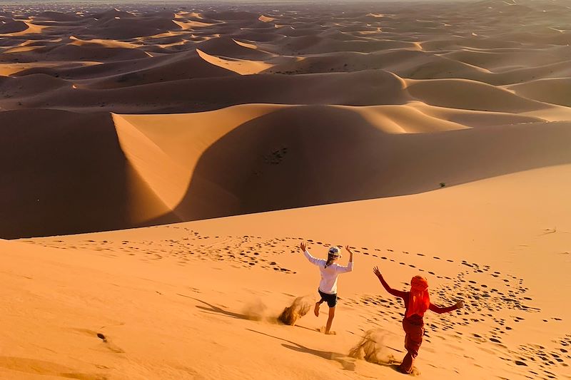 Enfants courant dans les dunes - Sahara - Maroc
