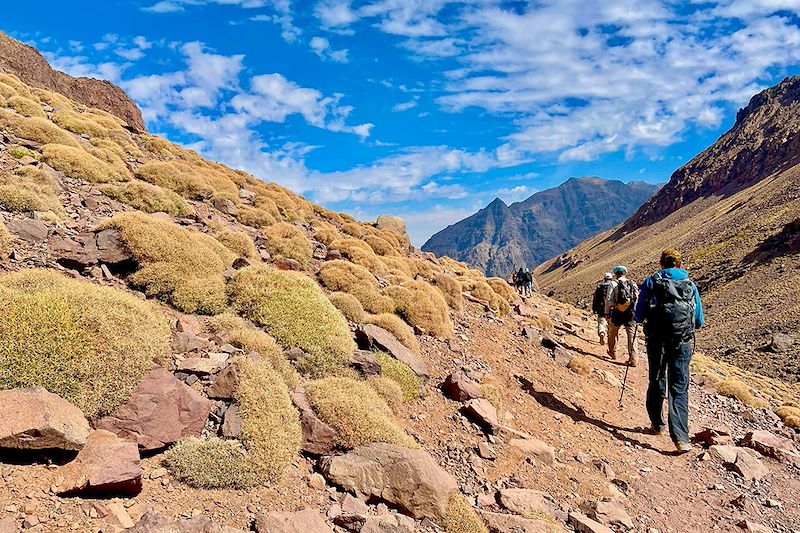 Trek au sommet du Toubkal : vivez l’ascension du géant du Haut Atlas et découvrez la vallée authentique de l’Azzaden
