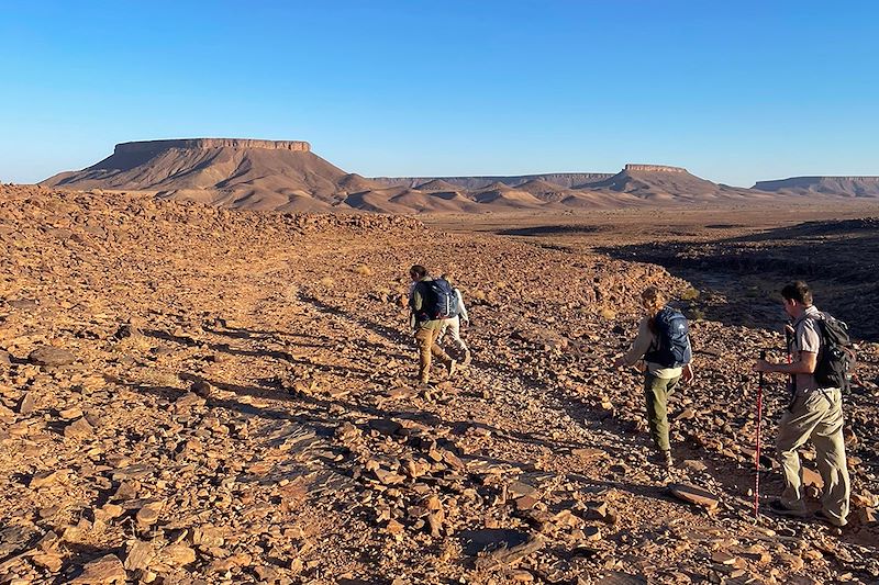 Randonneurs en direction du Djebel Bani - Maroc