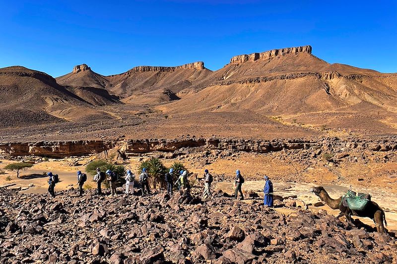 Groupe de randonneurs au sud du Djebel Bani - Maroc