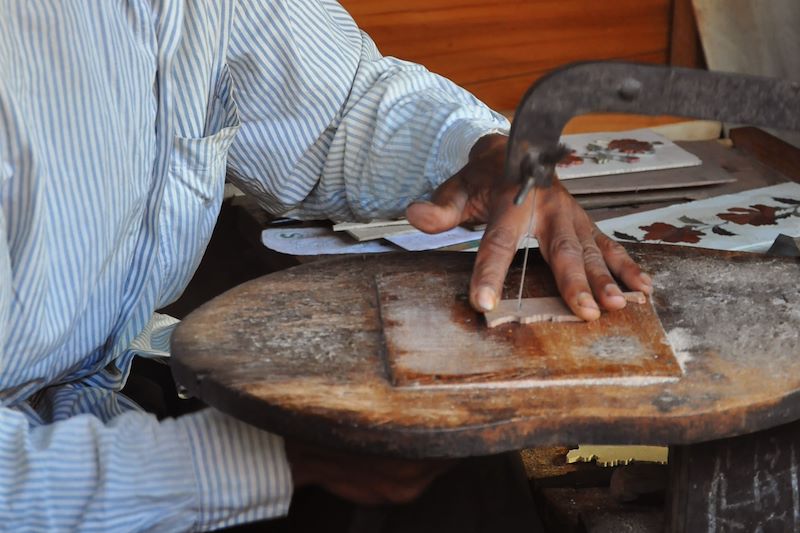 Sculpteur sur bois à Ambositra- Madagascar