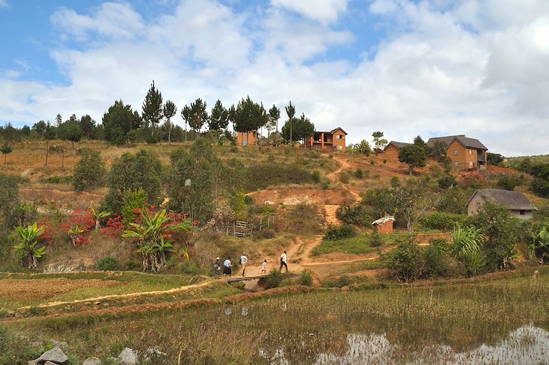 Village des Hautes Terres sur la route nationale 7 - Madagascar