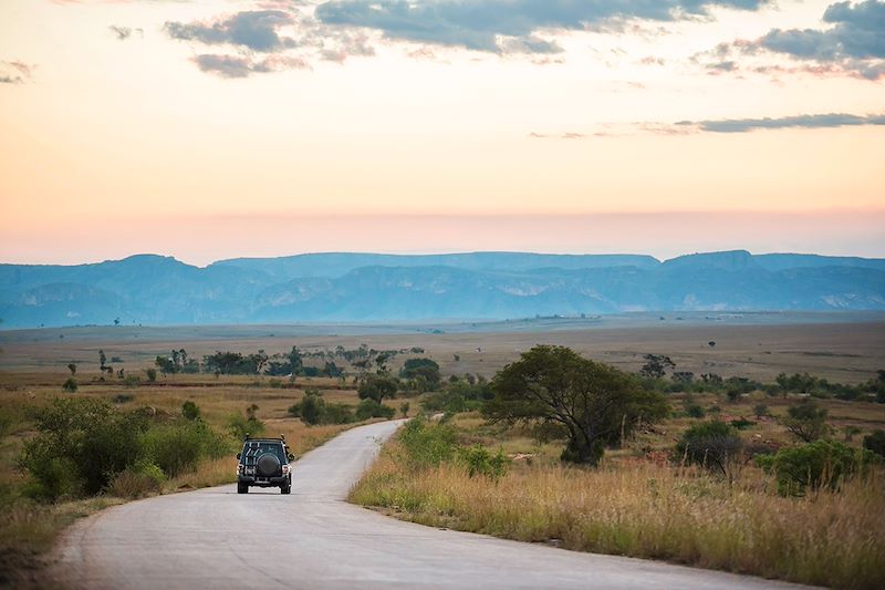 Véhicule sur la route à Madagascar