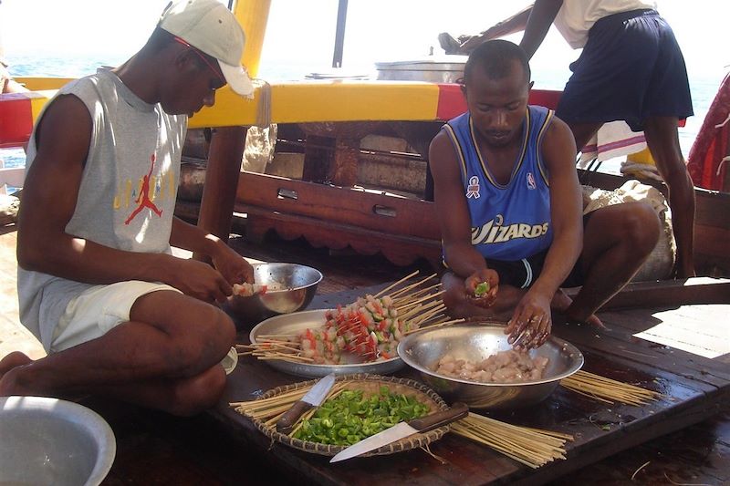 Préparation du repas sur le boutre traditionnel 