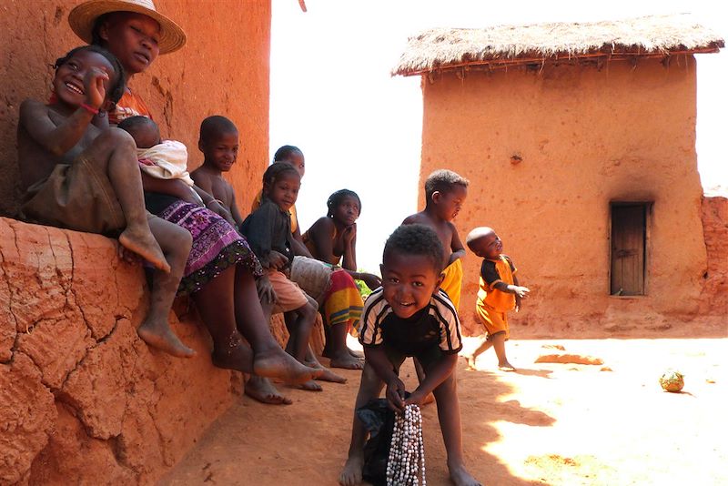 Enfants d'un village dans la Vallée de Tsaranoro - Madagascar