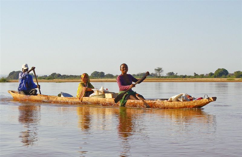 En pirogue sur une rivière - Madagascar