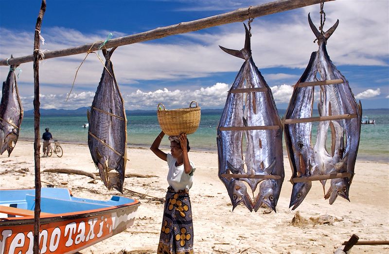 Séchage du poisson sur la plage d'Ambatoloaka - Nosy Be - Madagascar