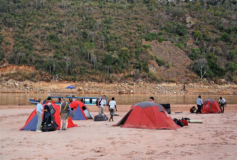 Entre Antsirabe et Miandrivazo, descente de la Rivière Tsiribihina - Madagascar