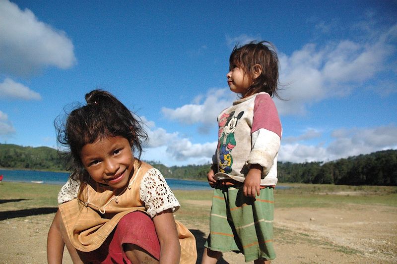 Petites filles au bord d'un lac - État de Chiapas - Mexique