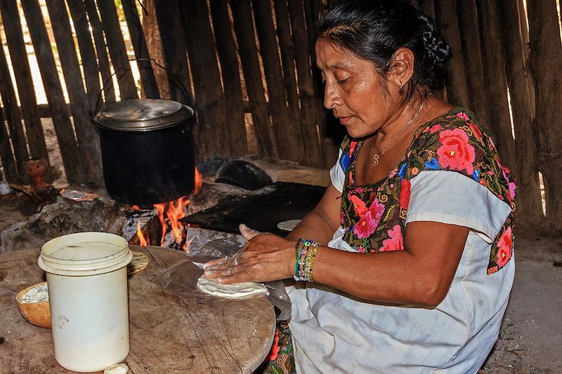 Préparation du repas par une femme Maya - Yucatan - Mexique