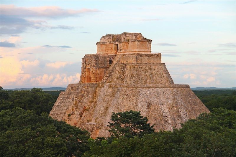 Vue de la pyramide d'Uxmal au coucher du soleil - Mexique
