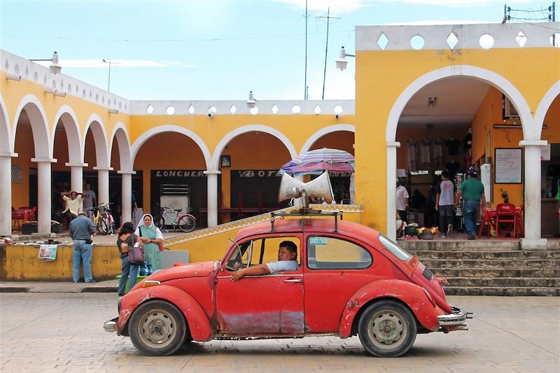 Homme dans une voiture devant un marché - Izamal - Mexique