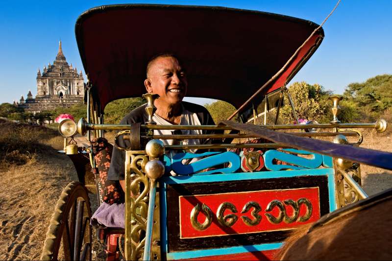 Charette devant la Pagode Thatbyinnyu - Bagan - Birmanie