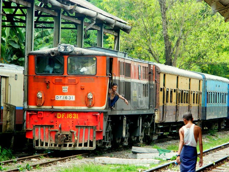 En gare de Rangoon - Birmanie