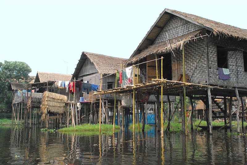 Maisons sur pilotis - village de Nampan - Lac Inle - Birmanie