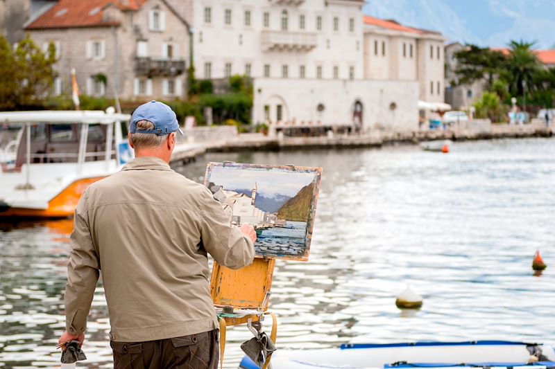 Artistes peignant la vue vers l'église Saint-Nicolas - Perast - Montenegro