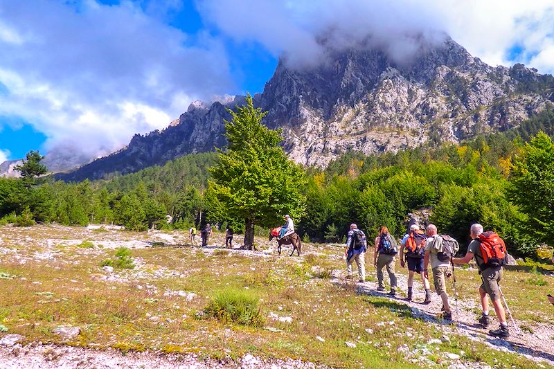 Trek au Monténégro et en Albanie : itinérance engagée à travers les paysages et ambiances rurales des Balkans.