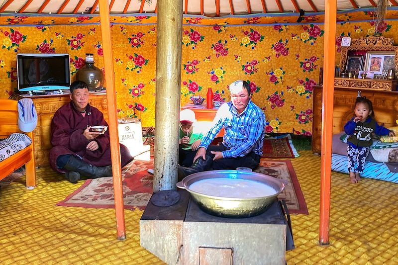 Nomades dans leur yourte - Mongolie
