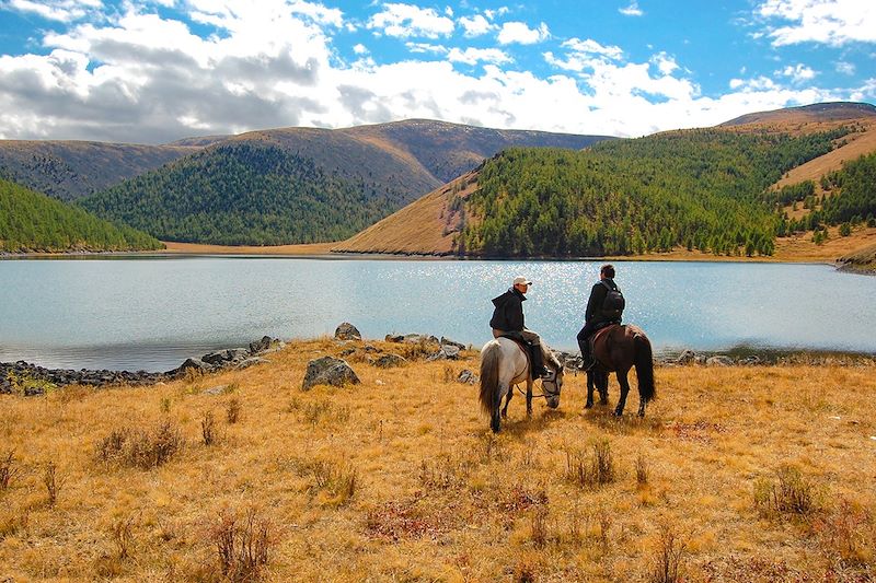La Mongolie à cheval, une randonnée équestre dans les steppes mongoles, au cœur de l’Arkhangaï, avec nuits à la belle étoile.
