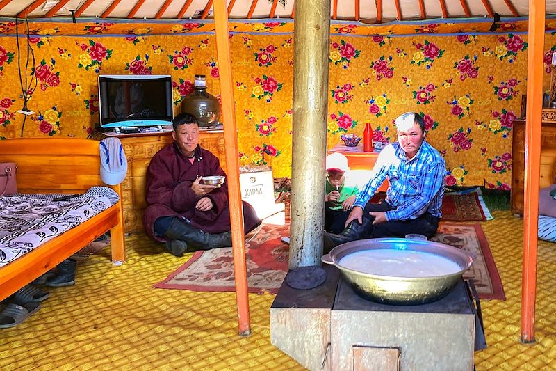 Nomades dans leur yourte - Mongolie